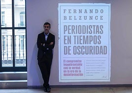 Fernando Belzunce, con la portada de su último libro.
