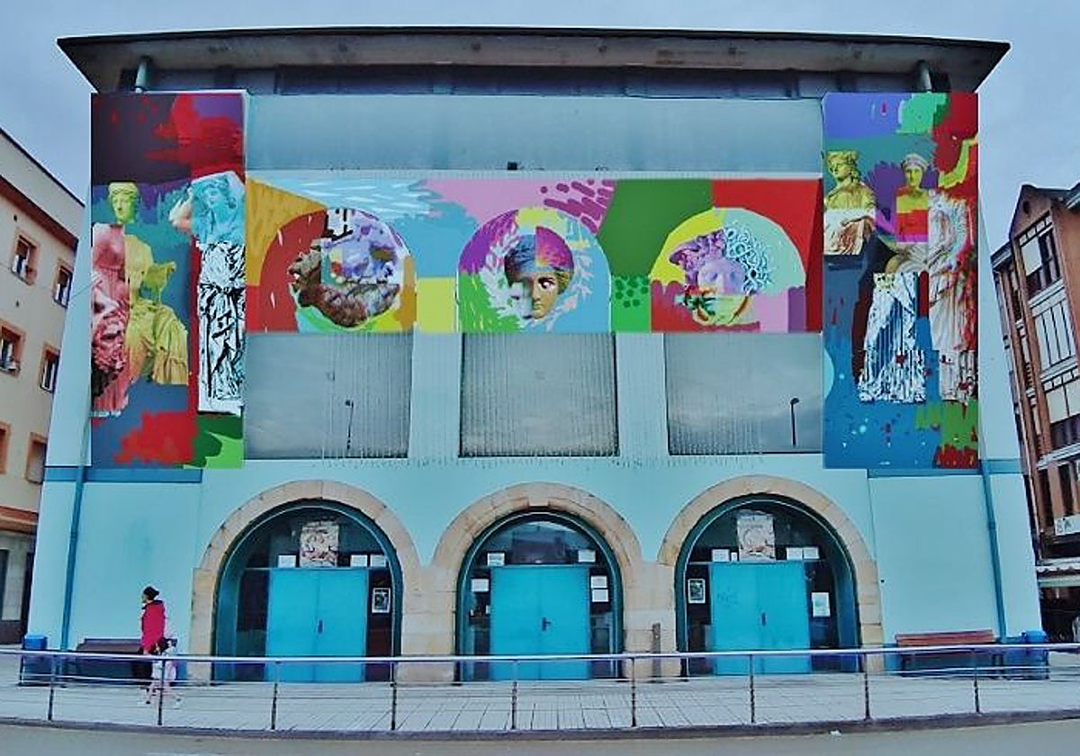 El mural proyectado sobre la fachada del Teatro Municipal de Los Corrales.