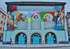 El mural proyectado sobre la fachada del Teatro Municipal de Los Corrales.
