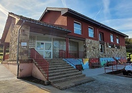 Edificio de la Ferroteca en la localidad de Cades.