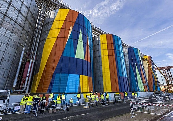 En cuatro silos de la Terminal de Graneles Agroalimentarios, en el Puerto de Santander, ya se ha pintado la palabra Alma, eje central del proyecto.
