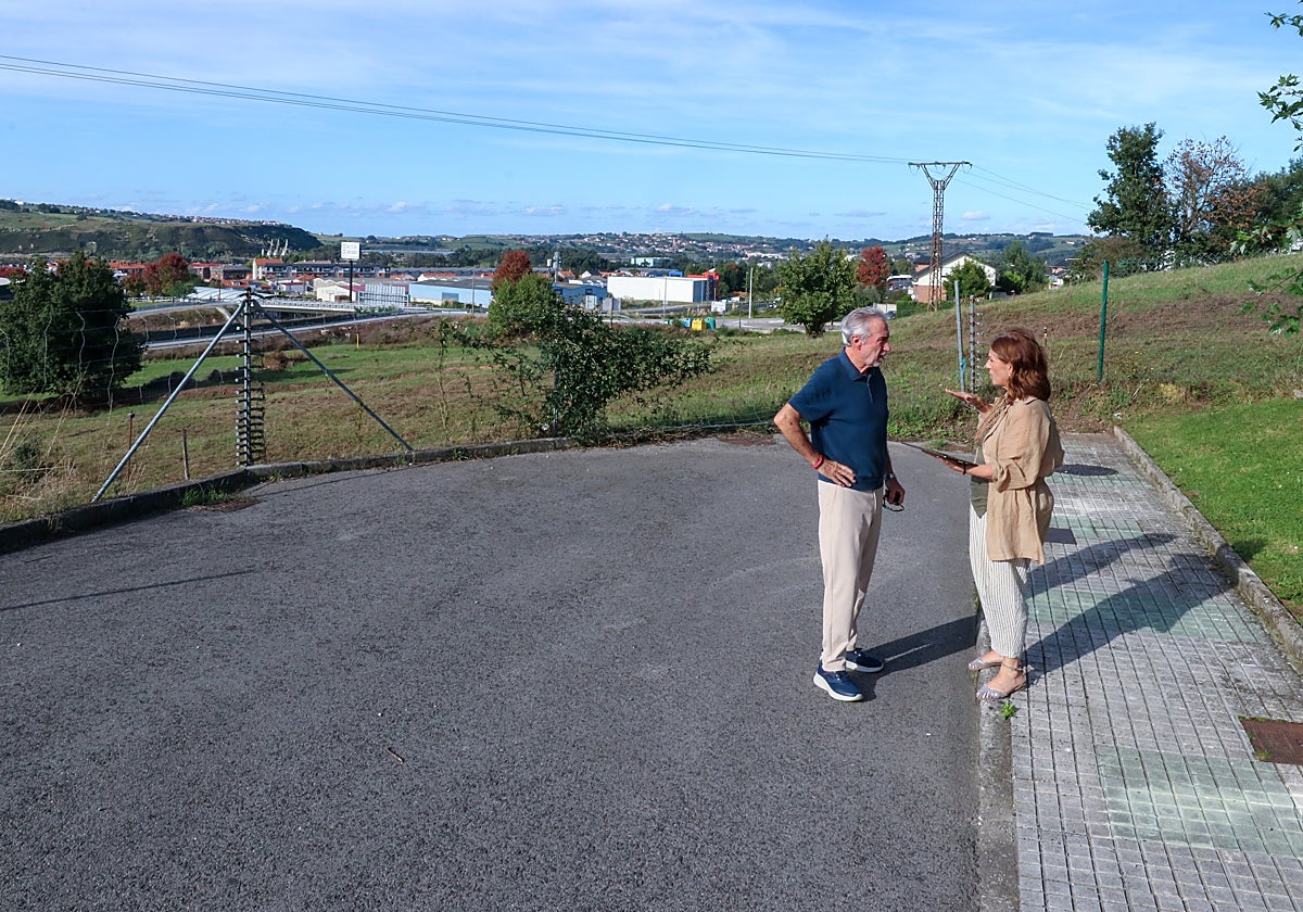 La alcaldesa y el concejal de Obras analizan los planos del nuevo vial, en el barrio Menocal.