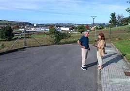 La alcaldesa y el concejal de Obras analizan los planos del nuevo vial, en el barrio Menocal.