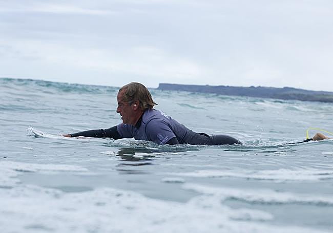 Ton Curren rema una ola en Liencres.