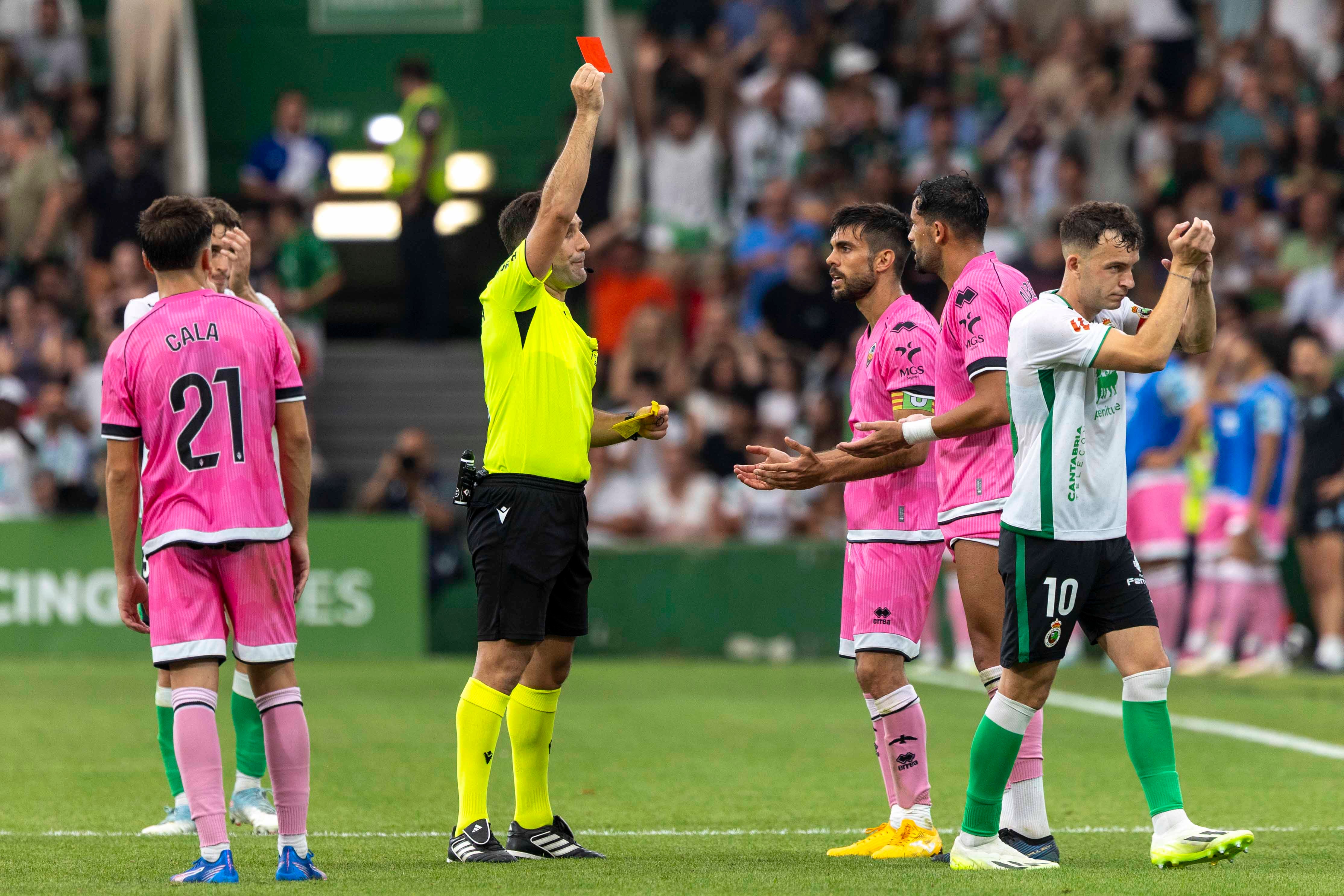 Damaso Arcediano le enseña la cartulina roja a Alberto, del Castellón.