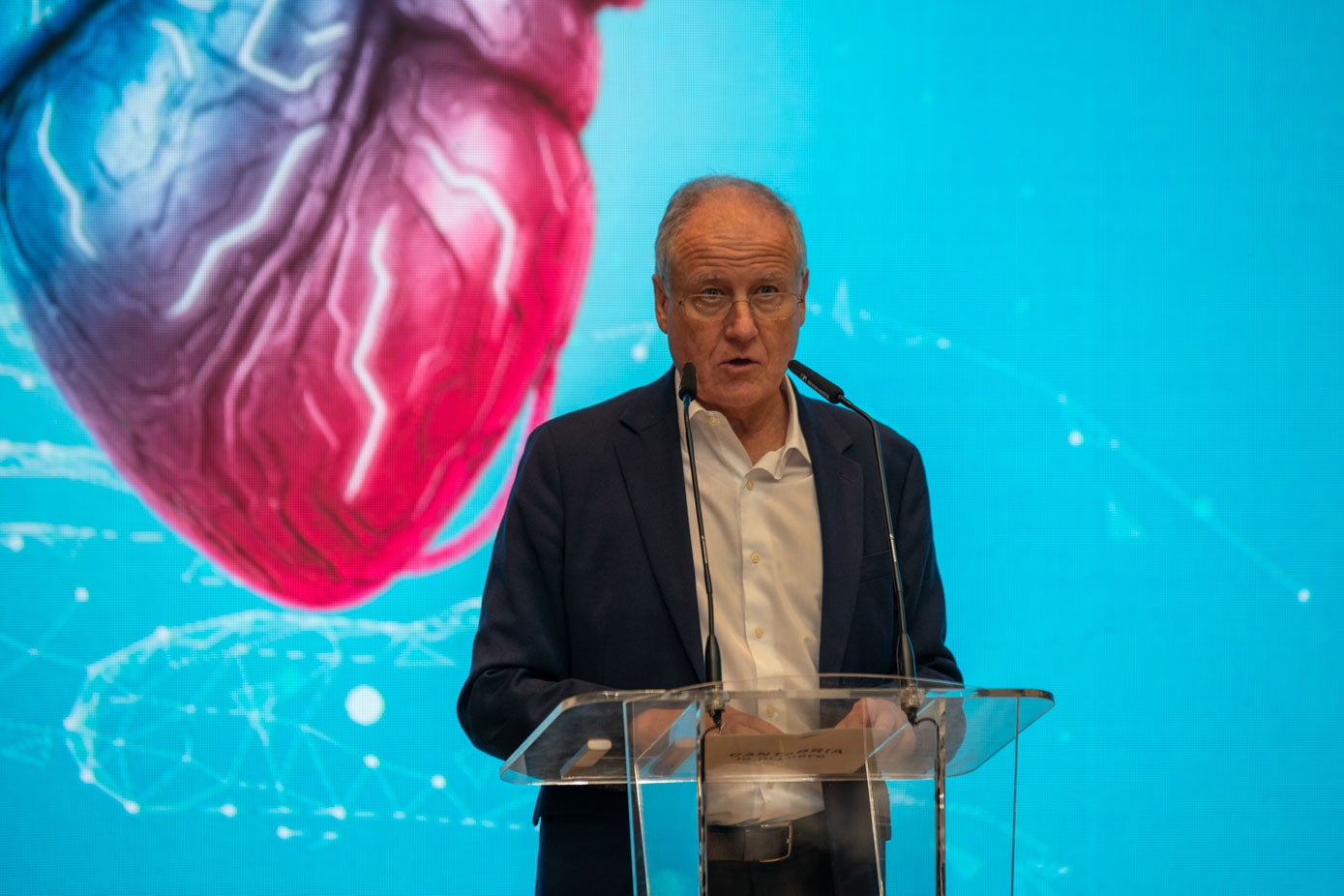 Eduardo Arasti, consejero de Industria, Empleo, Innovación y Comercio de Cantabria, tomó la palabra en el arranque del congreso Santander Inteligencia Artificial (SIA).