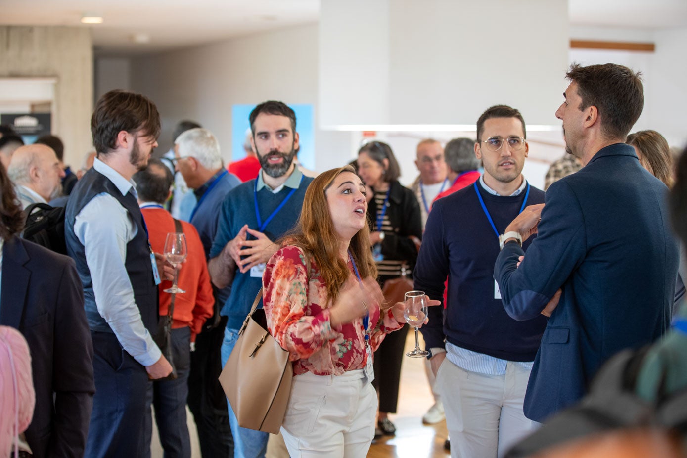 Algunos asistentes aprovecharon el descanso para hacer 'networking' y compartir impresiones de las ponencias.