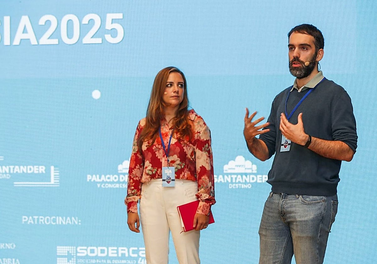 Begoña López y Javier León, de la consultora decide4AI, sobre el escenario del congreso.