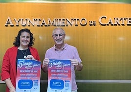 La alcaldesa, Lorena Cueto, y el profesor, Anselmo Herrero, en la presentación de la escuela.