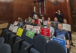 Catorce miembros de la Junta de Personal, este martes, protestan en el Pleno del Ayuntamiento de Santander por la falta de cumplimiento de los