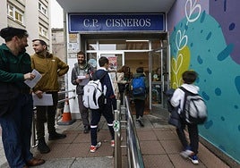 Representantes sindicales reparten información a las puertas del colegio Cisneros en Santander.