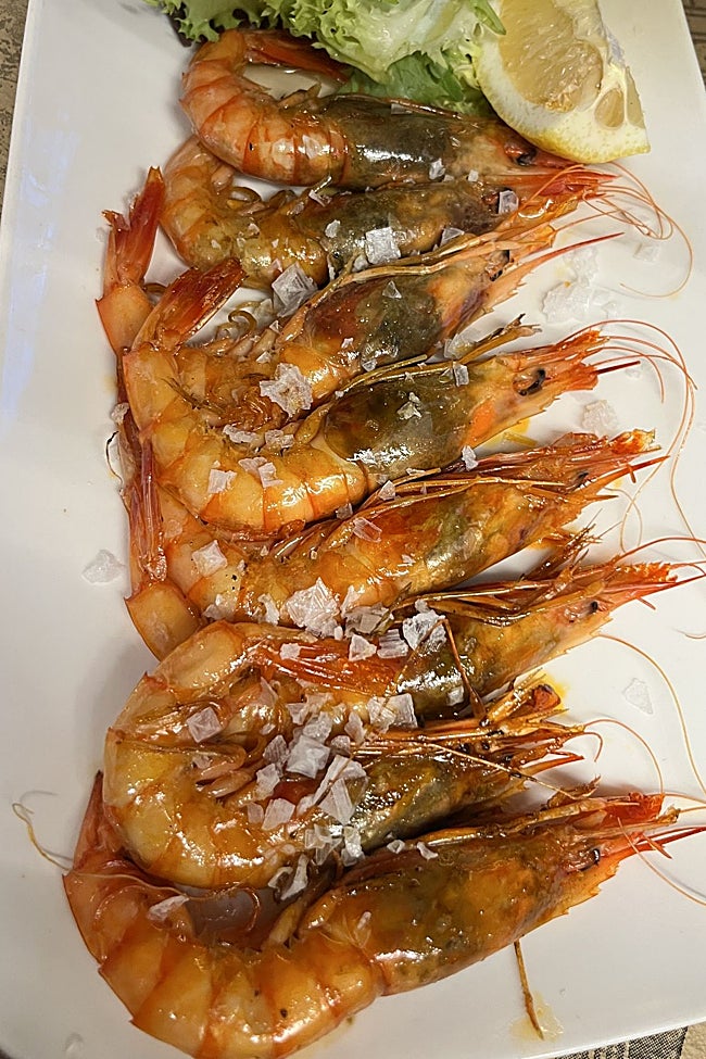 Ración de gamba roja fresca a la plancha.