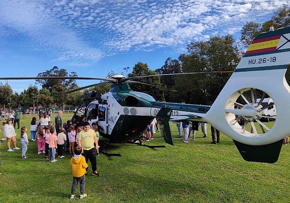 El helicóptero de la Guardia Civil llamó especialmente la atención de los pequeños.