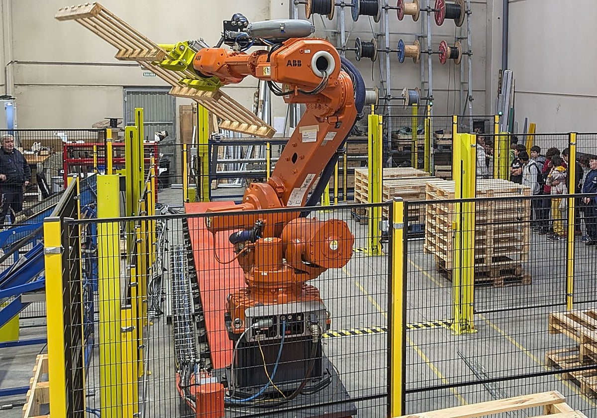 Robot que automatiza la paletización de la producción, que Ingemotions ofrece bajo el servicio 'a sueldo'.