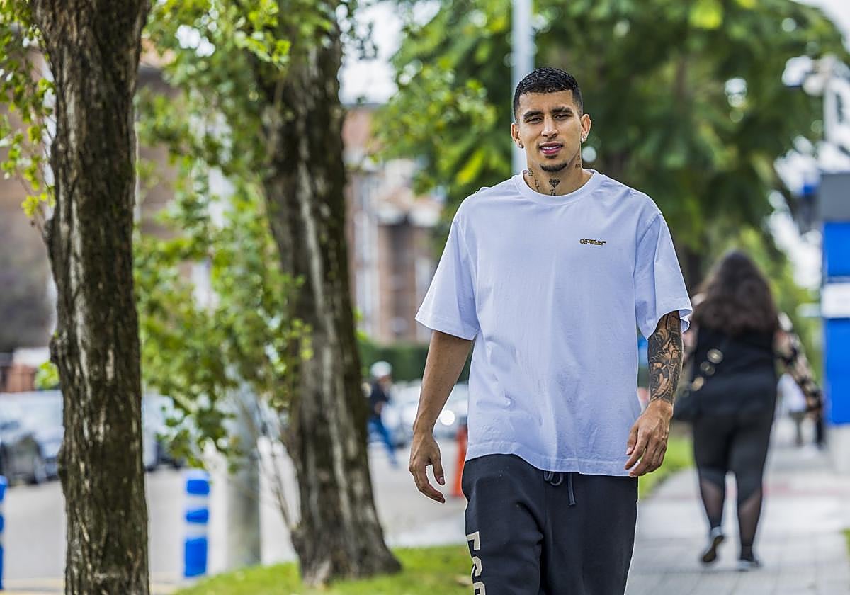Gustavo Puerta camina a su llegada a La Albericia para entrenar como cada día.