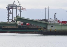 Vistas del puente levadizo de Raos, en el Barrio Pesquero, cuando la Autoridad Portuaria de Santander ejecutaba ayer unas pruebas para calibrar su futura puesta en marcha.