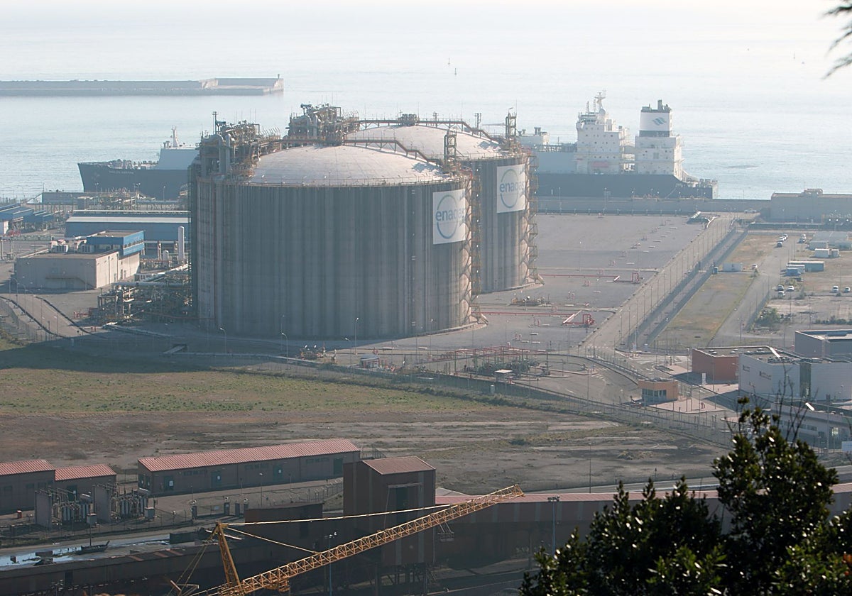 En primer término, la parcela junto a la regasificadora donde se instalarán los parques de baterías.