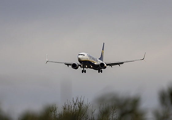 Un avión de Ryanair sobre vuela Cantabria.