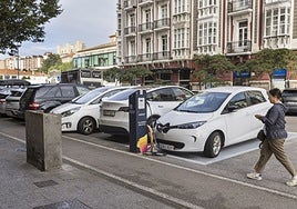 Punto de recarga de coches eléctricos en la calle Calderón de la Barca, en Santander.