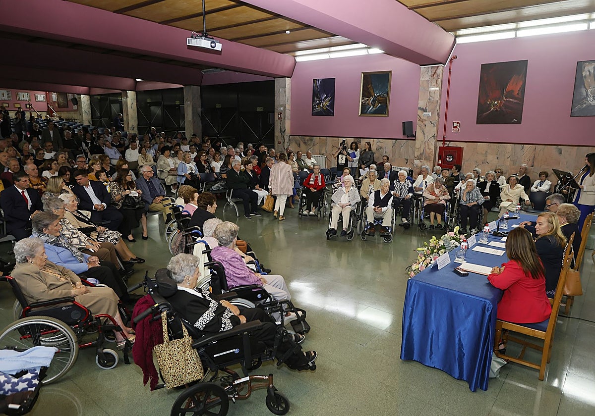Residentes, familias y autoridades asisten al acto de homenaje a los mayores de la Fundación Asilo San José, ayer, en Torrelavega.