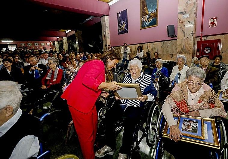 El homenaje a los mayores del Asilo de Torrelavega, en imágenes