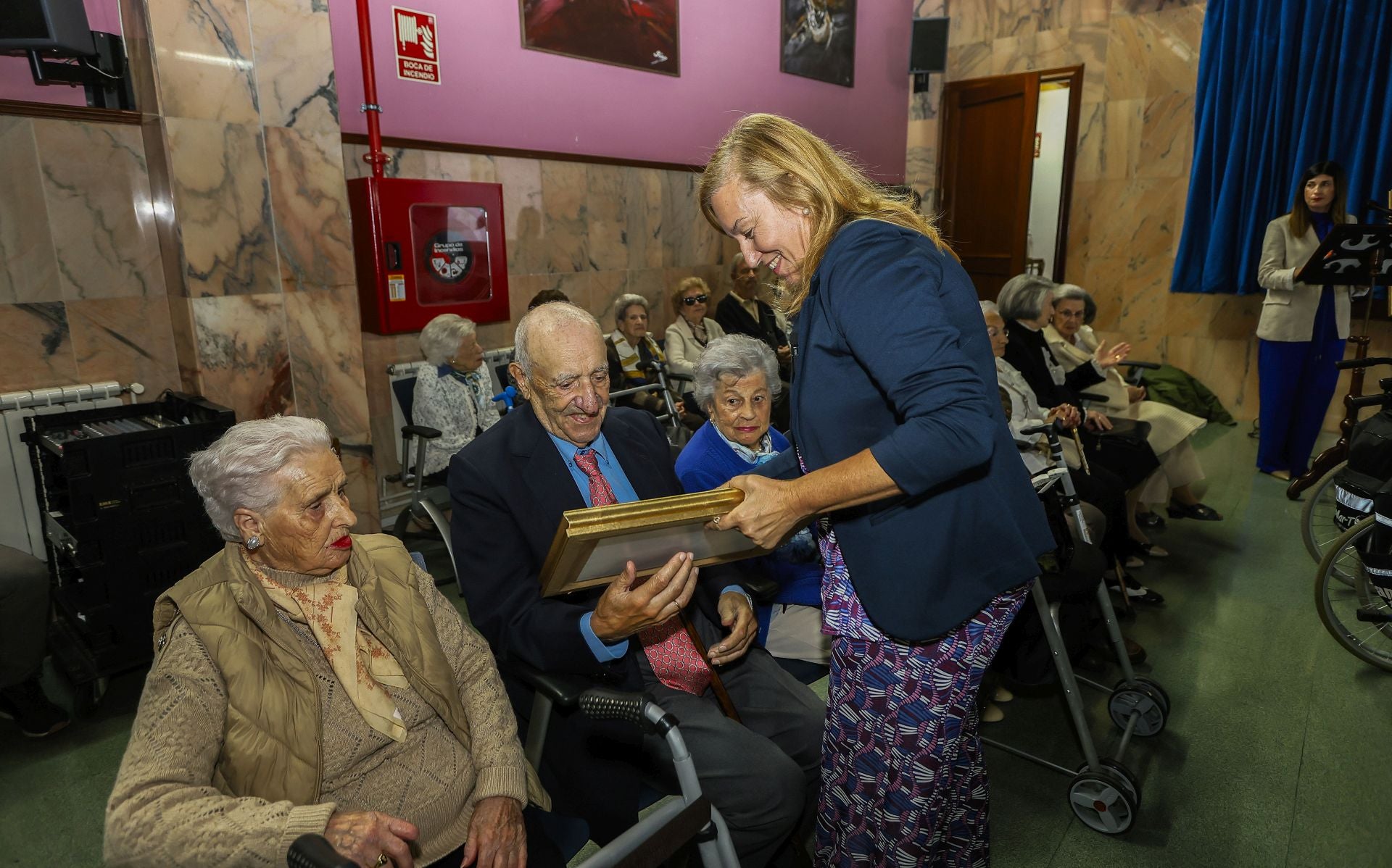 María José González Revuelta también entregó obsequios a los presentes. 