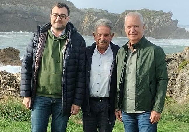 Revilla, Barbón y Urkullo, en el exterior de la Ostrería de San Vicente.