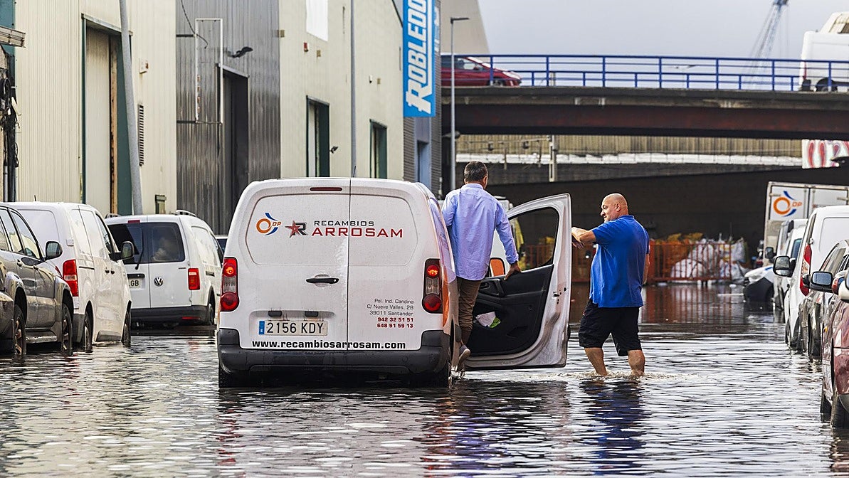 Un conductor intentando sacar la furgoneta del Polígono de Candina.