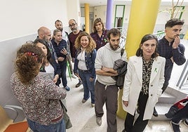 Representantes de la Junta de Personal Docente, entre ellos la secretaria general y el de organización de Comisiones Obreras, antes de entrar a una mesa de diálogo.