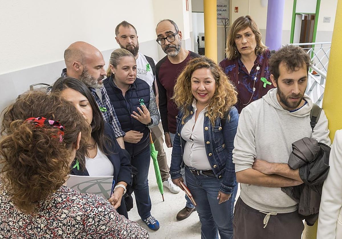 Representantes de la Junta de Personal Docente, entre ellos la secretaria general y el de organización de Comisiones Obreras, antes de entrar a una mesa de diálogo.