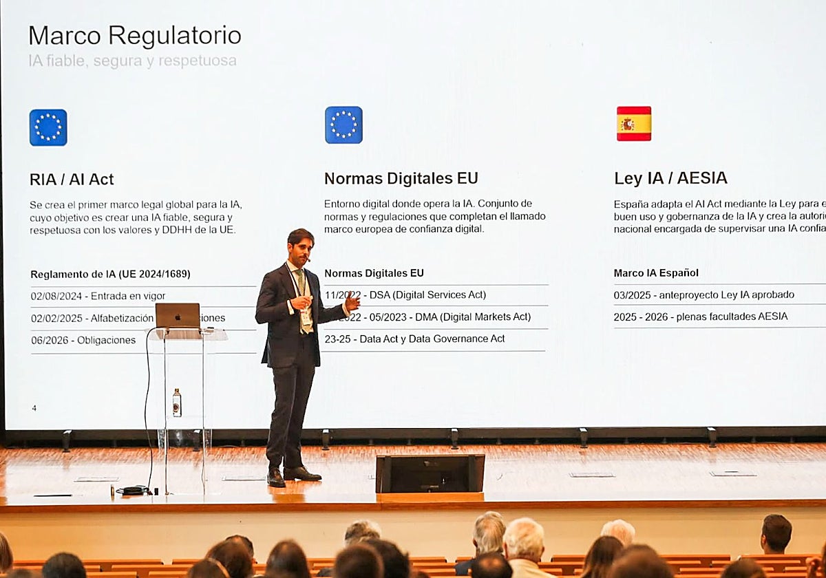 El ponente Emilio Latorre sobre el escenario del congreso.