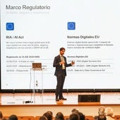 El ponente Emilio Latorre sobre el escenario del congreso.