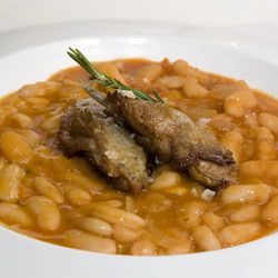 Un delicioso plato de alubias con perdiz.