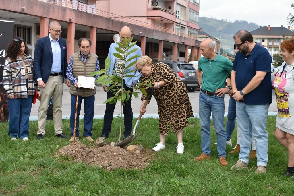 Carmina, una de las 'clásicas' de la peña Los Papis, hizo los honores.