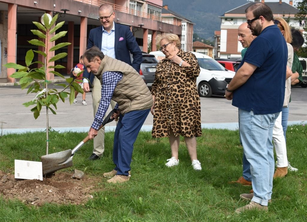 Con Carmina estuvo su inseparable Chea, que también ayudó en la plantación.