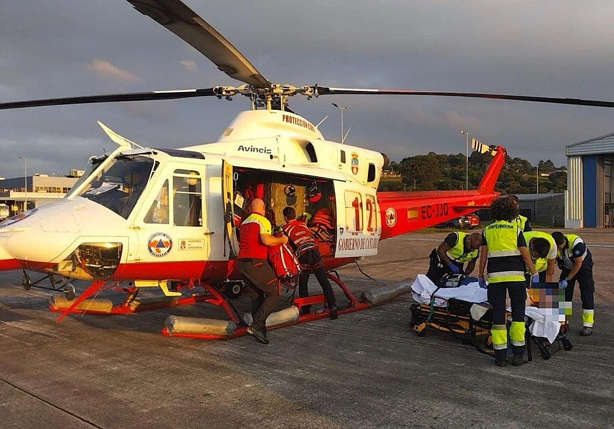 Los rescatadores del Gobierno trasladan al Seve Ballesteros a un motorista herido el pasado julio.