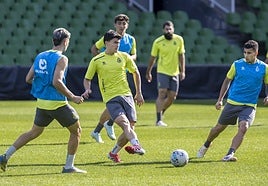 Aldasoro chuta el balón con Arana a su derecha, Puerta a su izquierda y Sergio Martínez a su espalda.