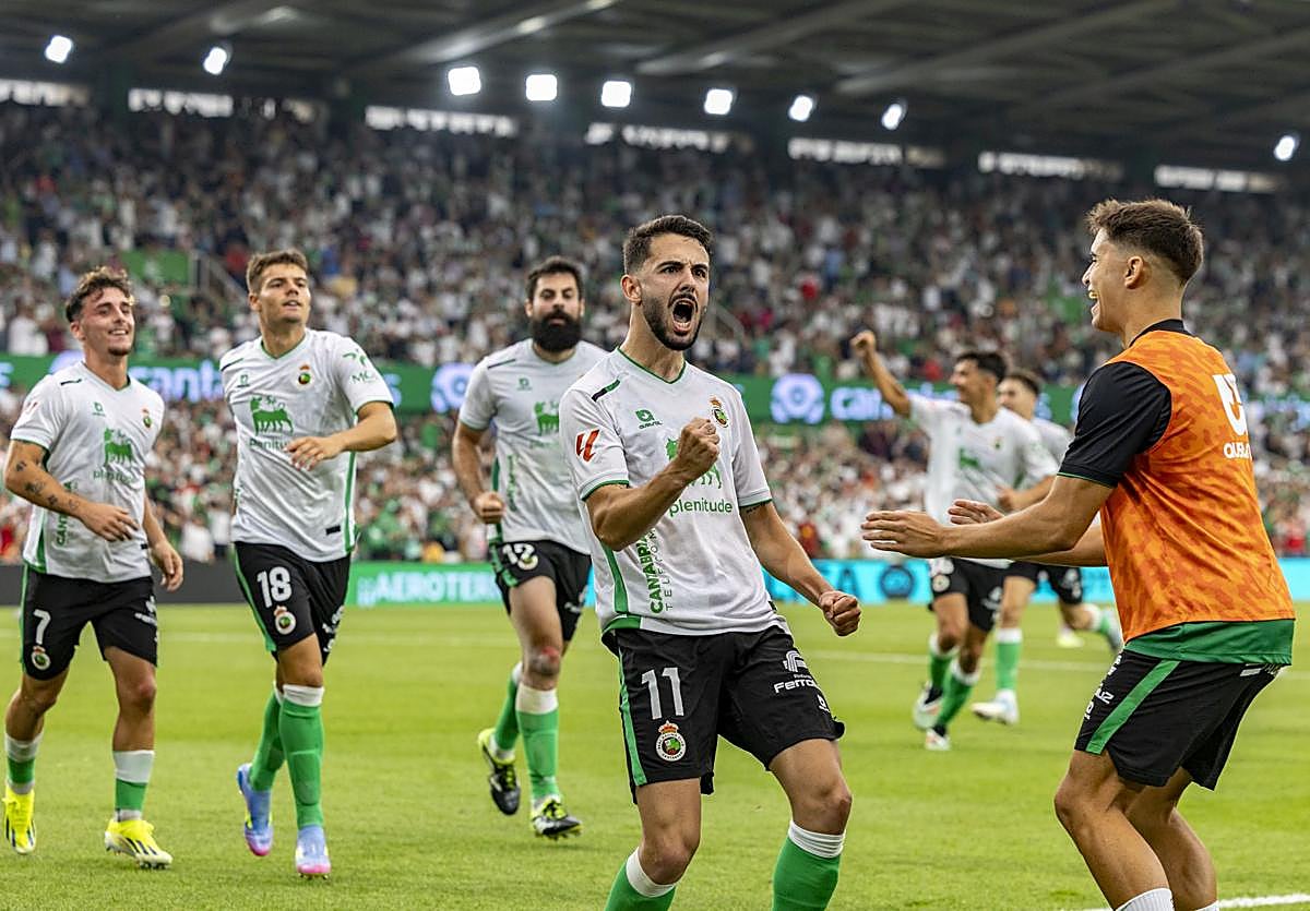 Andrés Martín celebra el primero de sus dol goles ante el Castellón. Tras él, Villalibre, que le sigue en la carrera por el Pichichi.