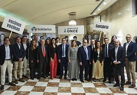 Foto de familia de las autoridades y los galardonados en la entrega de los Premios Solidarios del Grupo Social ONCE.