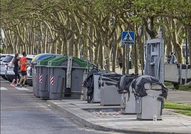 Contenedores soterrados en Santander, precintados por su mal estado.