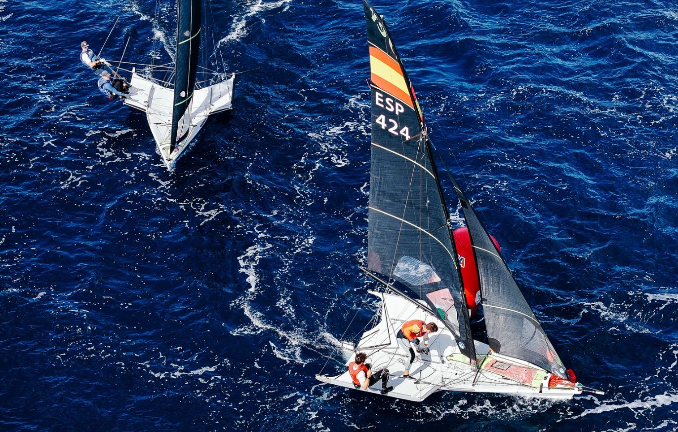 El barco español de Diego Botín y Florian Trittel, en plena maniobra.