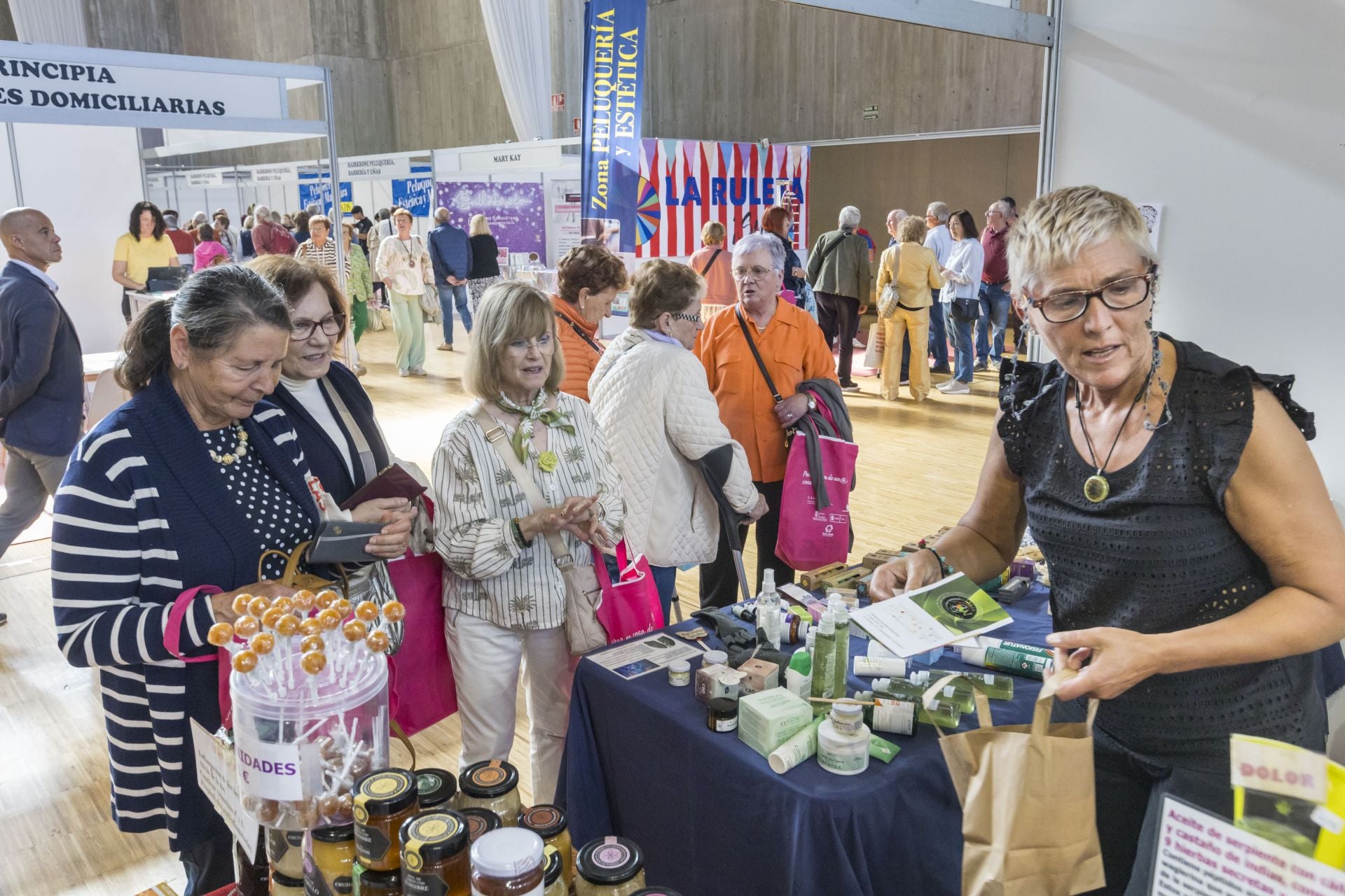 Puestos de productos locales, como miel y aloe vera, entre otros.