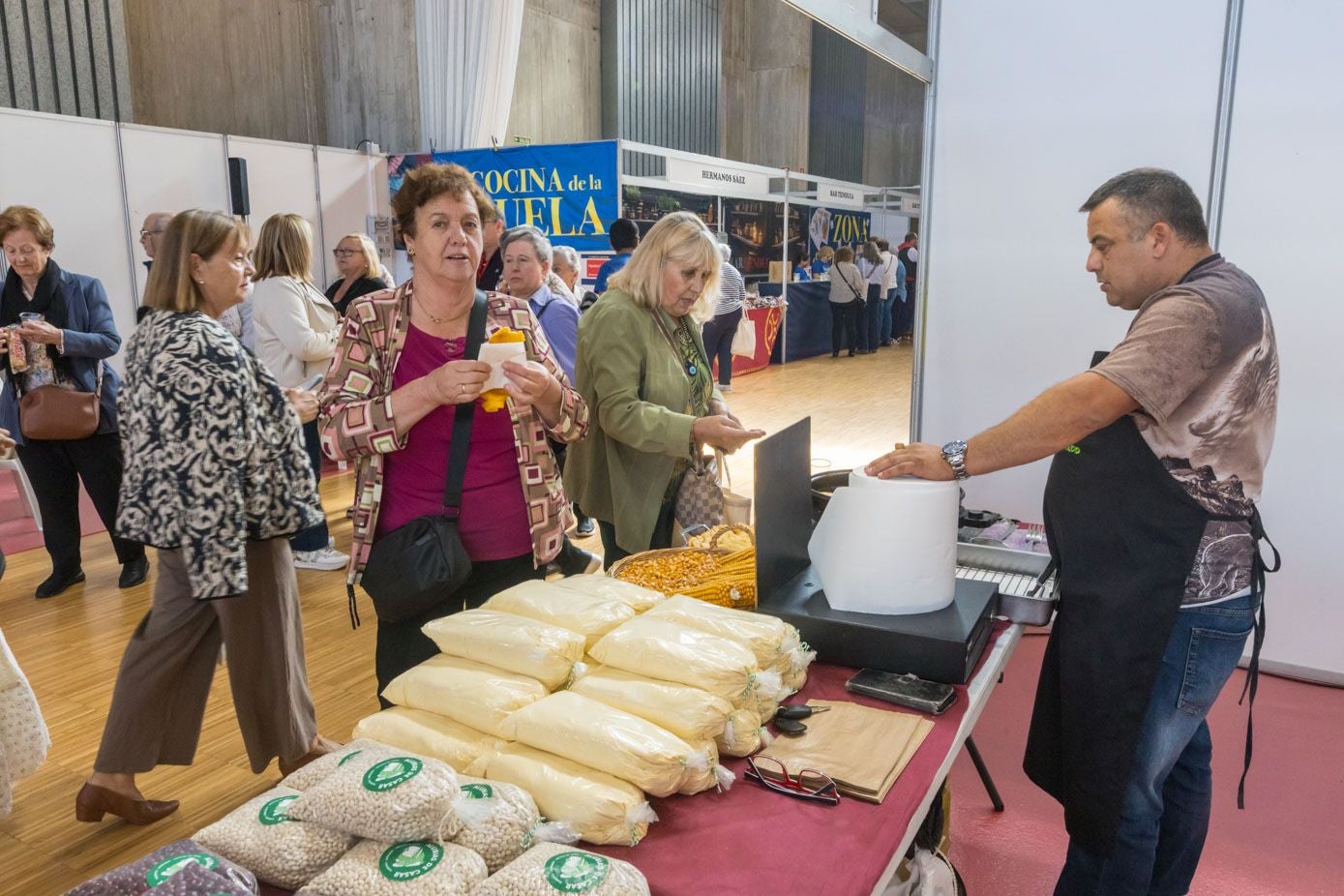 Puesto gastrónomico que ofrece legumbres.