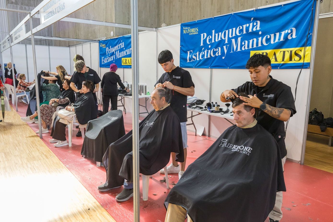 La muestra también ofrece cortes de pelo gratuitos para los interesados.