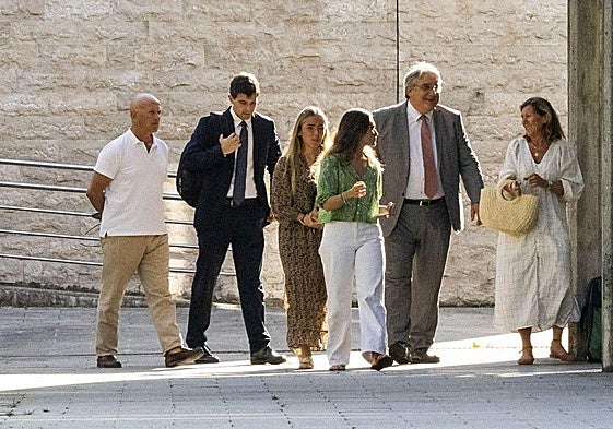 El funcionario de Carreteras, Miguel Ángel Diez, a la izquierda, junto a sus abogados, sus hijas y su mujer, en Las Salesas.