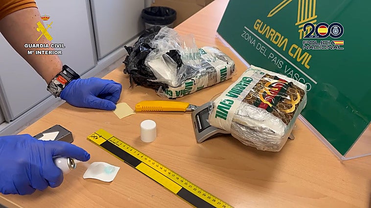 La Guardia Civil localizó grandes cantidades de cocaína escondida en los vehículos.