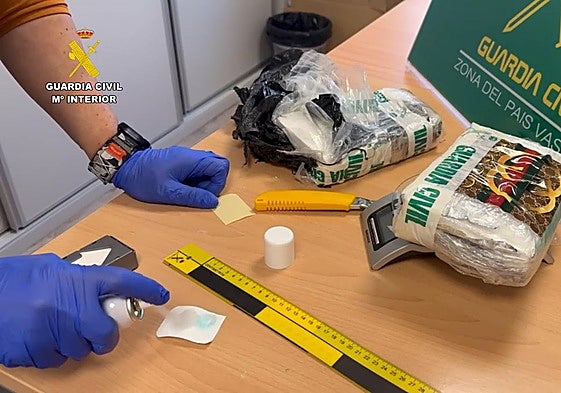La Guardia Civil localizó grandes cantidades de cocaína escondida en los vehículos.