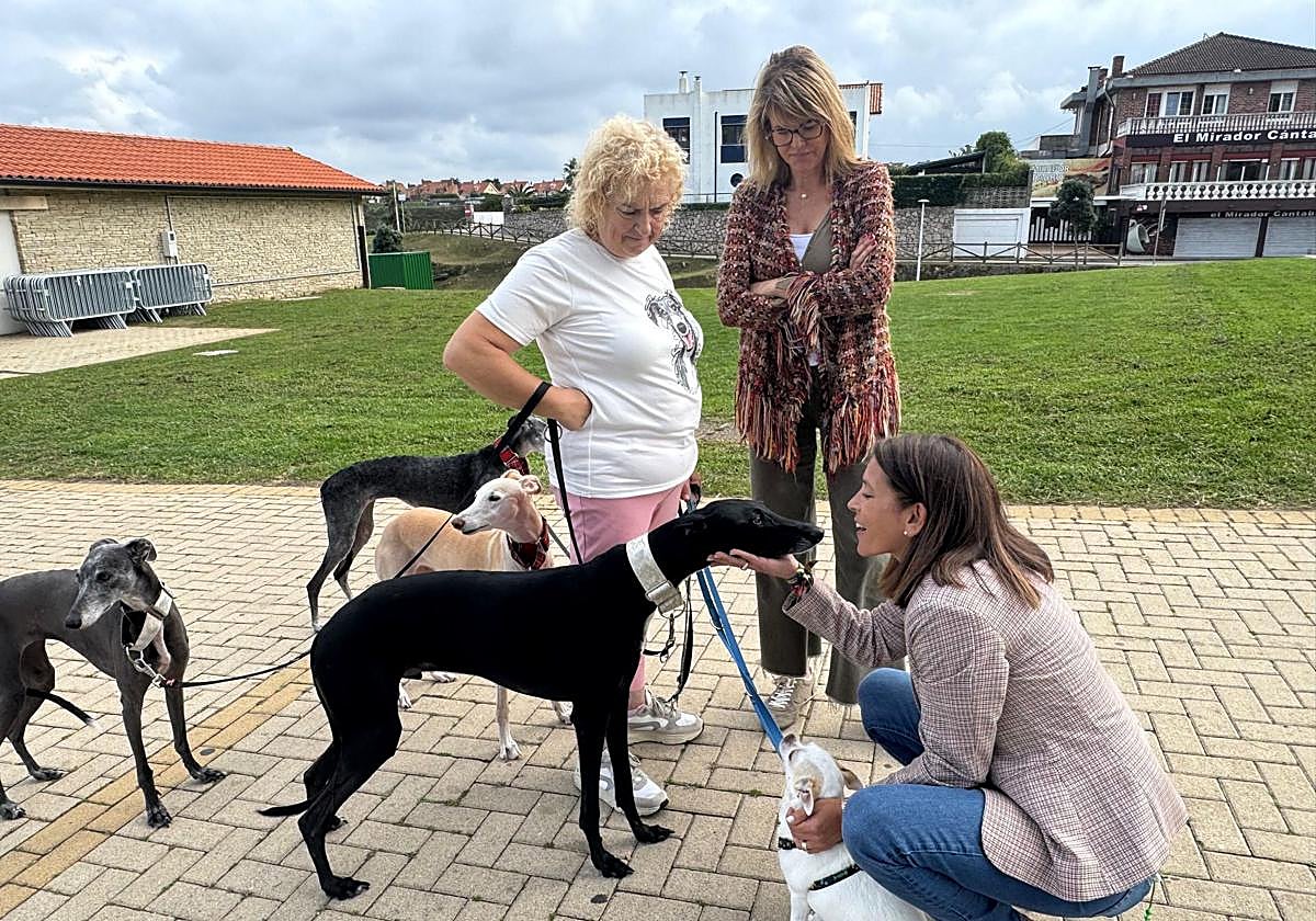 La alcaldesa, Carmen Perez y la concejal de Turismo, Manuela Bolado junto a una voluntaria de protectoras y algunos perros que participan en la iniciativa solidaria.