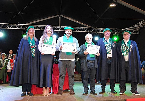 Los cofrades de mérito y el de honor, el cocinero Sergio Fernández (cuarto por la derecha).