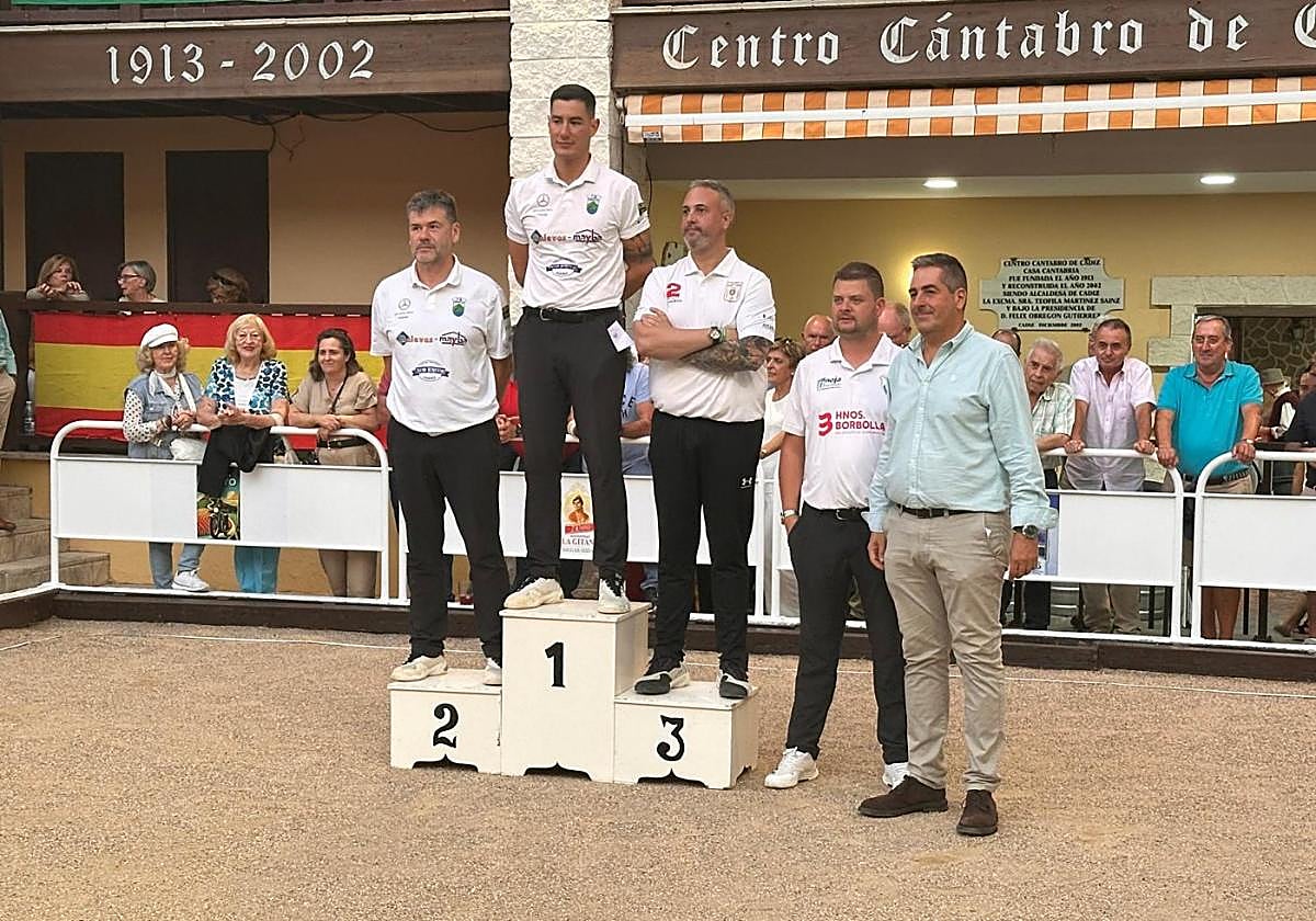 Víctor González, en lo alto del podio en Cádiz.